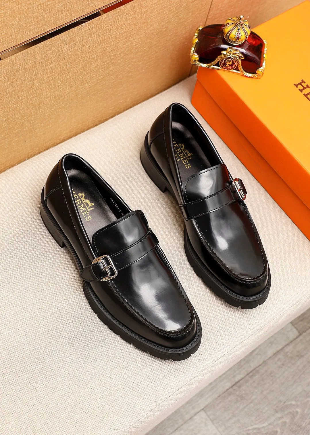 Men's shoes 💰460 💐 Product trademark: HERMES "Hermès" casual leather shoes Regular size: 39-44 (38.45🉑️customized) Product materials: Selected imported first-layer open-edge beaded cowhide upper + classic hardware buckle, imported water-dyed 🐂 cowhide lining. Strong three-dimensional visual effect, non-slip and wear-resistant rubber outsole Color: 1⃣️color optional